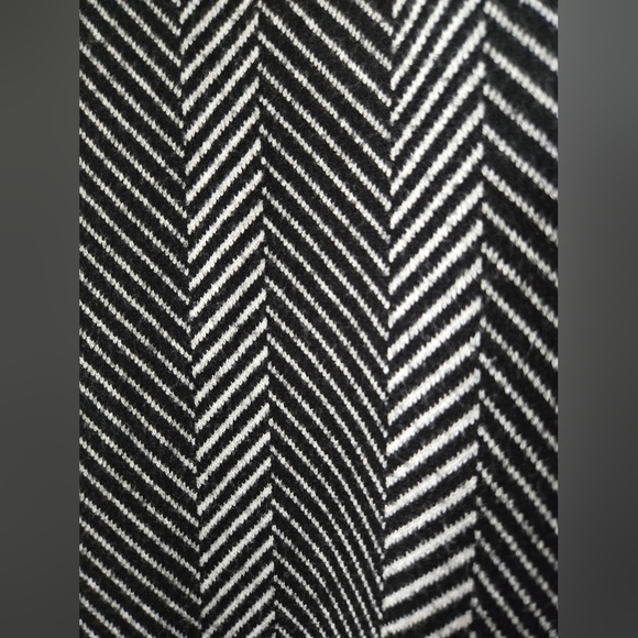 Joie | Gorgeous and Soft Black and White Chevron Knit Hoodie, Size 3XL - Picture 5 of 5